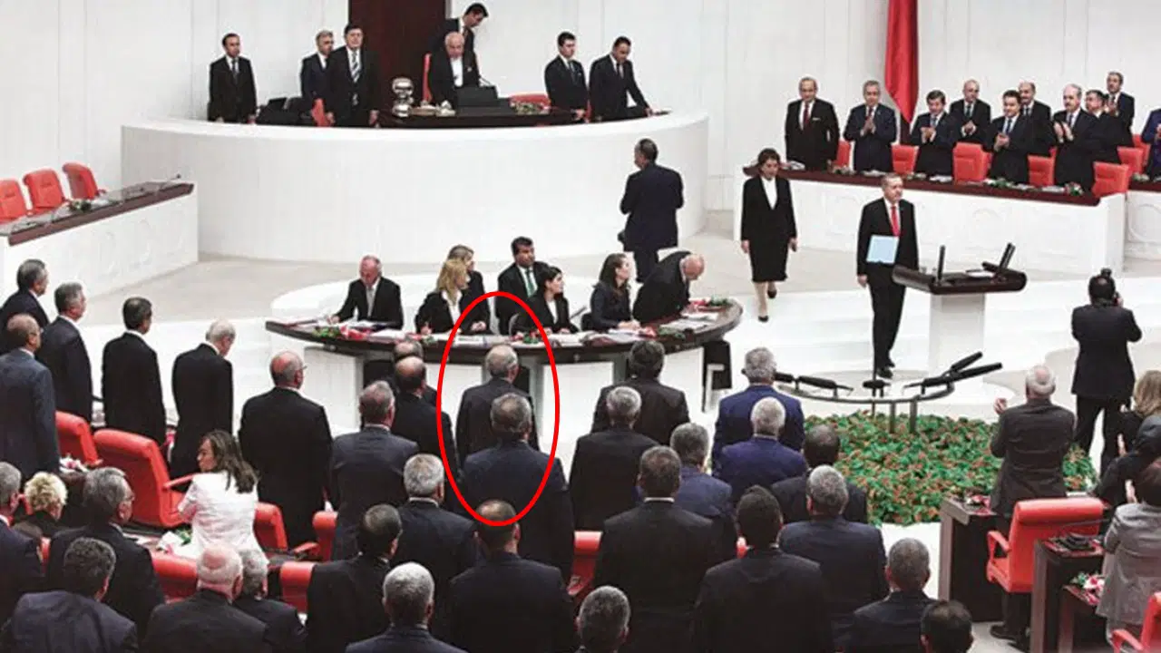 Kılıçdaroğlu’nun ‘Ayağa Kalkmadım’ Açıklamasına Eski Vekilden Fotoğraflı Yanıt: ‘Gerçekleri Çarpıtıyor’