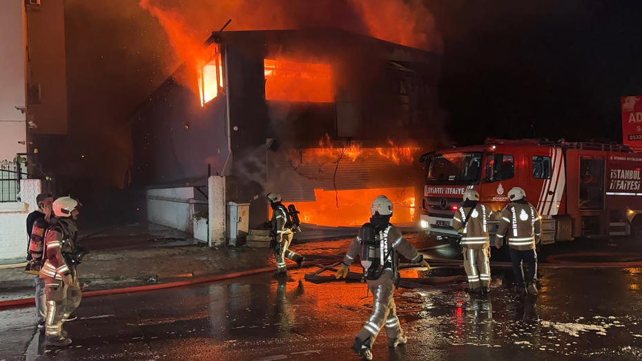 Esenyurt'ta İş Yeri Yangını: Lastikçi Dükkanında Başladı, 5 İş Yerini Kapsadı