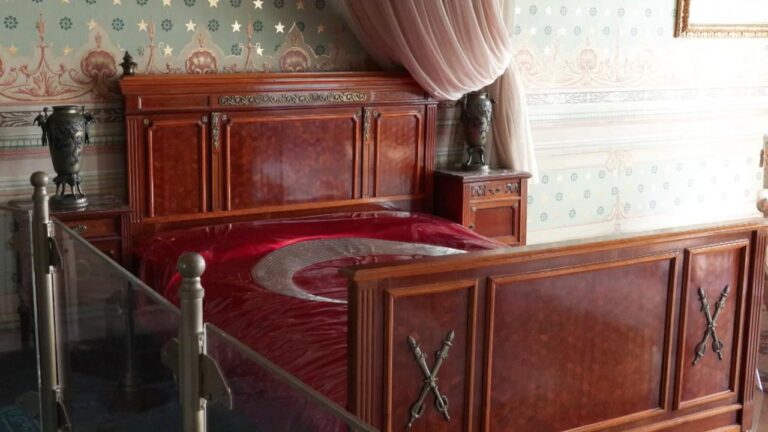 Cumhuriyet Bayramı'nda ziyaretçiler Dolmabahçe Sarayı'na akın ediyor