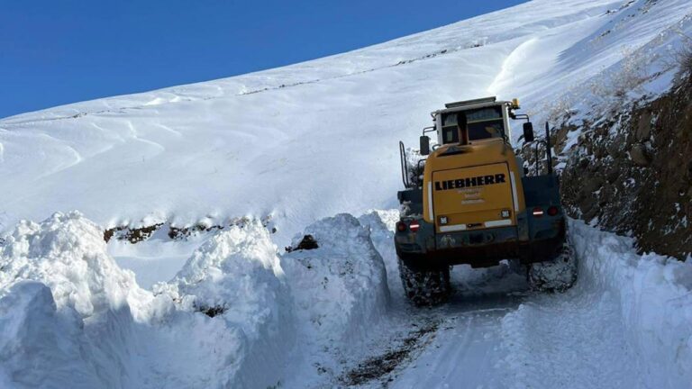 Hakkari'de ekim ayında kar kalınlığı 1 metreyi buldu: Üsse giden yol kapatıldı
