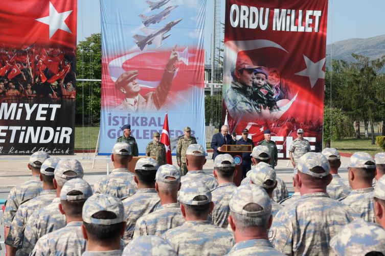 Başkan Erdoğan Mehmetçik ile kutluyor