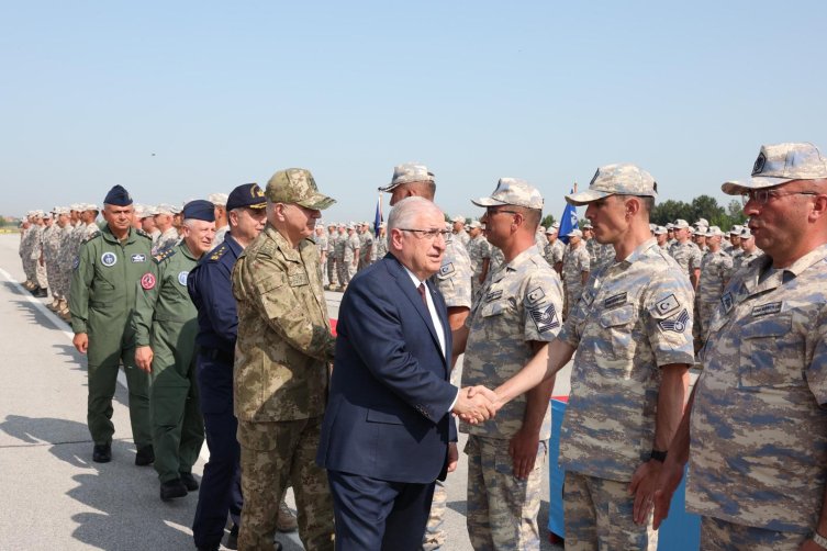 Başkan Erdoğan Mehmetçik ile kutluyor